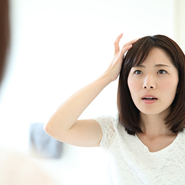 前髪の抜け毛が気になる… 女性の薄毛の原因と対策