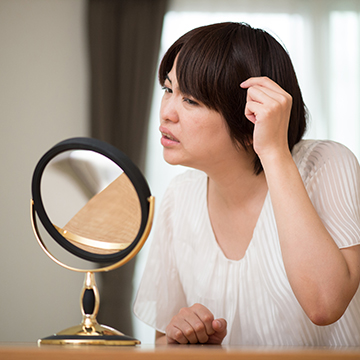 髪がペタンコ… 女性の薄毛の代表的な症状とは？